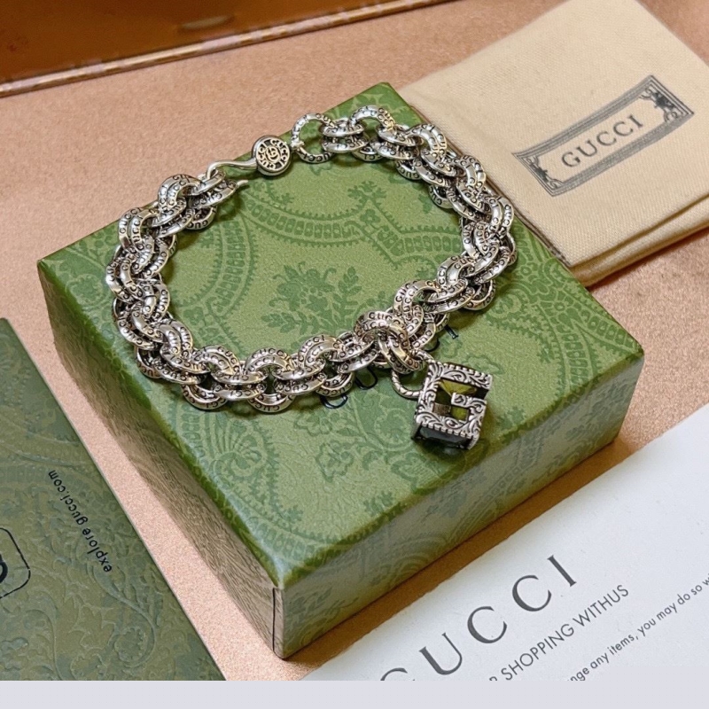 G*u*i bracelets